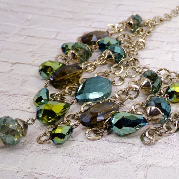 Sparkling green glass bead necklace in a fringe beaded necklace design - Picture 3 of 6